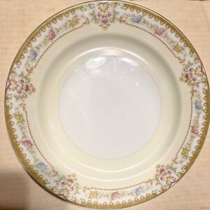 Vintage Meito ME12 Fantasy Floral
10-in Dinner Plate w/gold trim.
